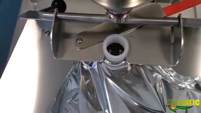 Video Riempimento Bag In Box Con Supporto Metallico