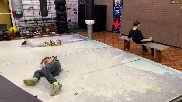 Падения со скамейки смотреть онлайн