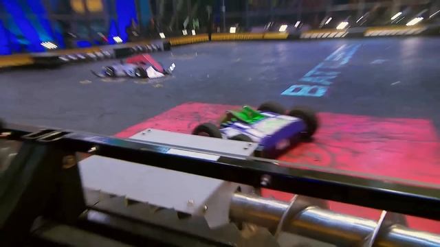 HAYWIRE BOTS BATTLE IT OUT | Lockjaw vs Bronco | BattleBots смотреть онлайн