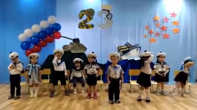 Видео для детей. Подарок на 23 февраля. Игрушечный автовоз и машинки смотреть онлайн