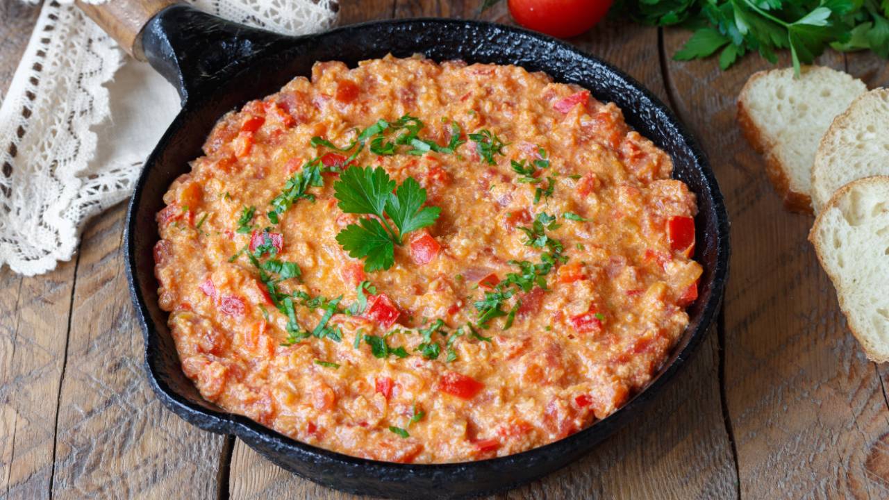 🍳 Менемен — готовим необычную яичницу-омлет По-турецки с помидорами, луком и сладким перцем! смотреть онлайн