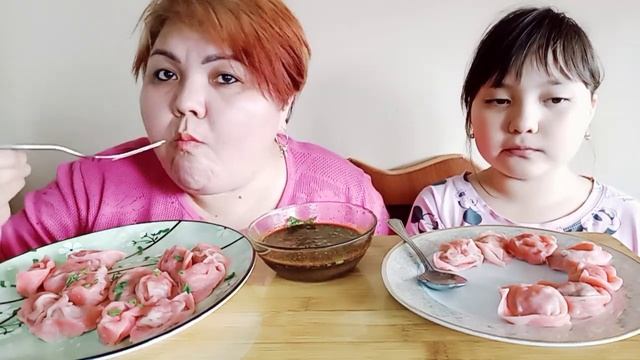 Мукбанг Цветные Пельмени/@sanosha_y_semya