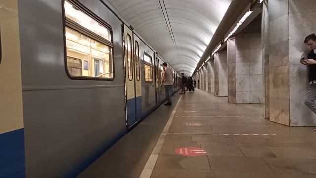 Московский метрополитен!!! Станция Петровско-Разумовская прибытие и отправление поезда "ОКА" 81-760 смотреть онлайн