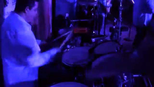 Ruben "el Niño" de LA GRAN CIUDAD tocando la bateria смотреть онлайн