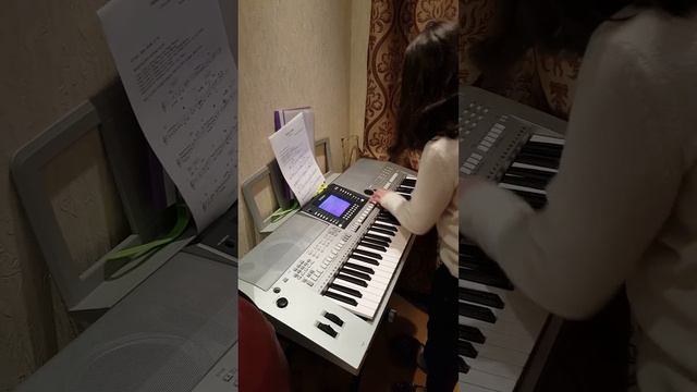 Andy Williams - Raindrops! Девочка играет на синтезаторе очень красиво! смотреть онлайн