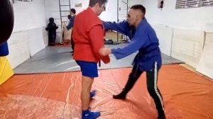 Бросок через бедро с разных захватов