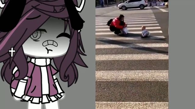 СумАШЕДШАЯ МАТЬ ФОТКАЕТ РЕБЕНКА НА ТРАССЕ смотреть онлайн