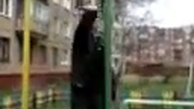 Пацан решил ударится башкой а получилось упал на спину смотреть онлайн