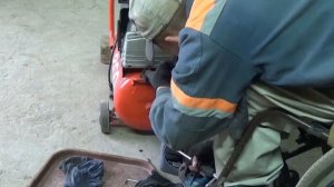 Воздушный компрессор. Обслуживание. Замена масло.