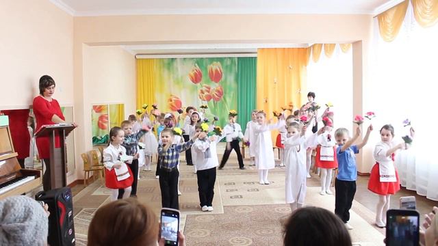 Вход на утренник - Приветствие (старшая группа) смотреть онлайн