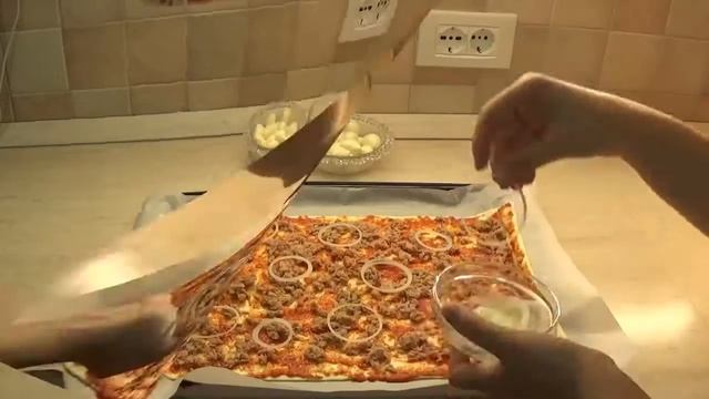 Очень вкусная пицца с тунцом и рукколой смотреть онлайн