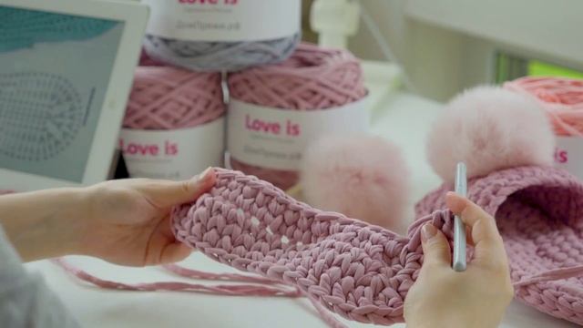 Тапочки с помпоном из трикотажной пряжи LOVE IS от ДомПряжи.рф смотреть онлайн