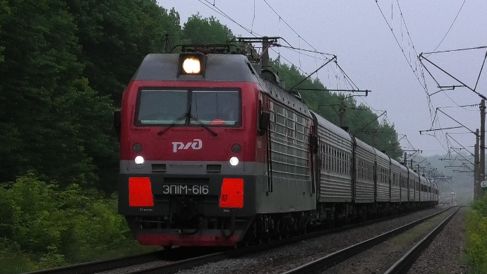 "Серым утром". ЭП1М-616 со скорым поездом Волгоград - Москва