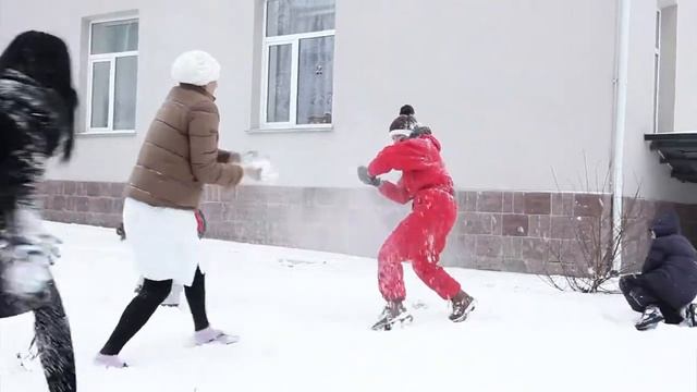 Дети, игра в снежки смотреть онлайн
