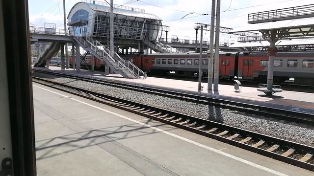 Электропоезд ЭД4М-0305 отправляется со станции Новосибирск-Главный смотреть онлайн