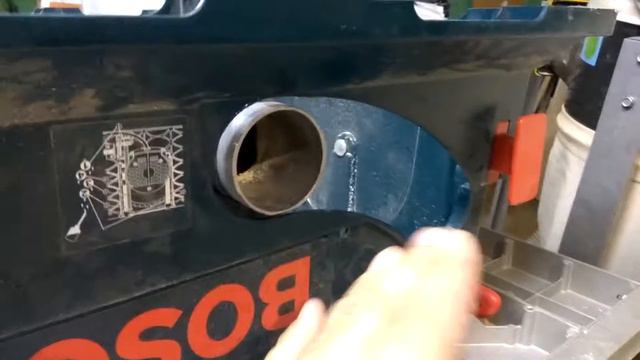 Крепление патрубка к деревообрабатывающему инструменту