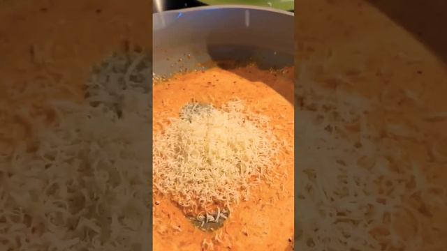 Just a little creamy gnocchi inspo 😉Made with garlic, lots of parm, tomato paste and basil 🍅😋 смотреть онлайн