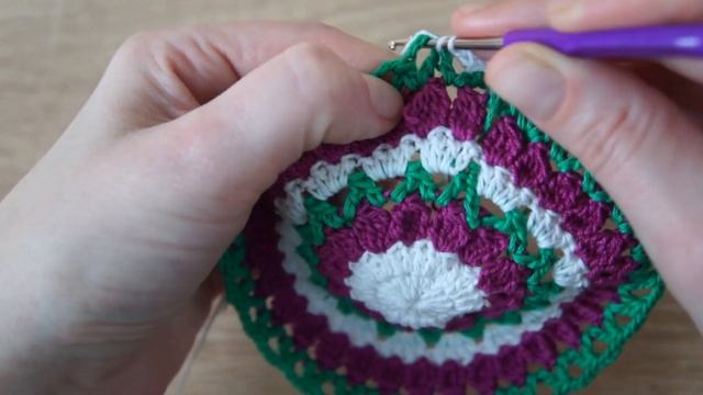 ВЯЗАНАЯ КРЮЧКОМ ЛЕТНЯЯ ПАНАМКА С ЦВЕТАМИ смотреть онлайн