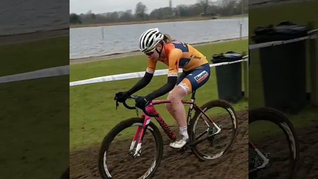 Anna van der Breggen op weg naar de winst in Boxtelse modder смотреть онлайн