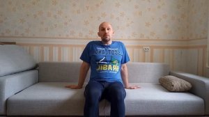 Утренняя гимнастика для пожилых людей сидя на диване