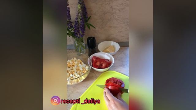 Салат из крабовых палочек и помидоров  (описание под видео)