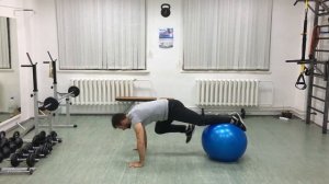 Упражнения на фитболе . Занятие на фитболе: развиваем баланс, координацию, равновесие!