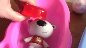 Ми-ми-мишки и БУРЛЯЩИЙ ШАР для ванны. Тучка и Кеша купаются