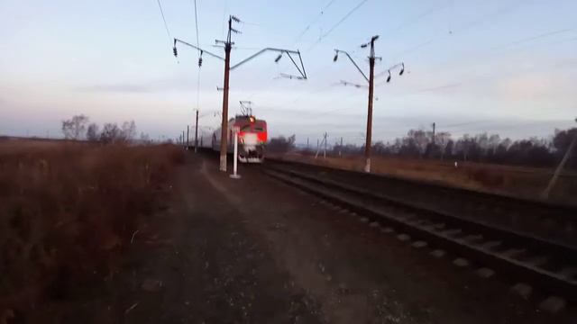 Со снегом. ЭП1-302 с пассажирским поездом N°006Э "Океан" Хабаровск-Владивосток и приветливая бригад смотреть онлайн