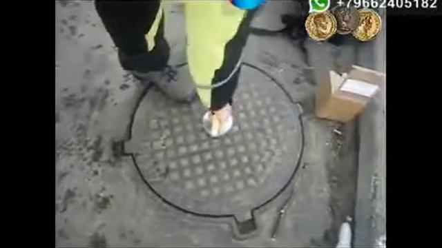 Демонстрация силы неодимового магнита, при подъеме крышки канализационного люка смотреть онлайн