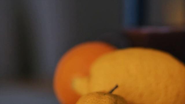 Свечи, мандарины и новогодний декор. смотреть онлайн