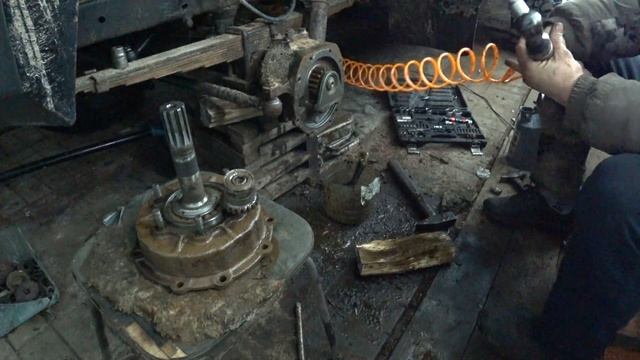 Заклинила левая сторона военного моста. Разборка бортового редуктора в военном мосту. Часть 2. смотреть онлайн