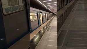 ВАЛЛ-И. Московское метро. ЕВА Ока на станции Деловой центр.💛