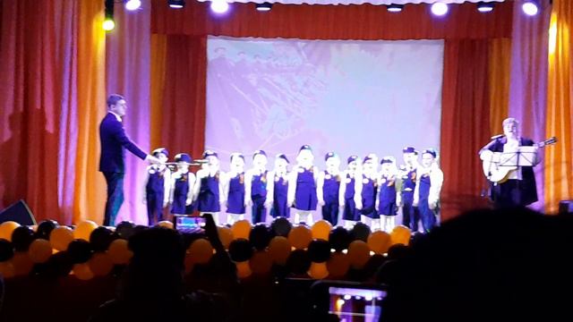 На поле танки грохотали_малыши под гитару