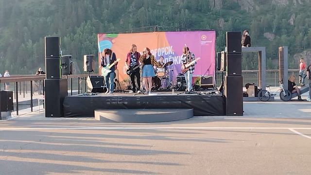 Группа "Люверсы". "Потерянный рай". Фрагмент. Дивногорск День Молодёжи 24.06.2023. Гитарное соло 🔥🔥 смотреть онлайн