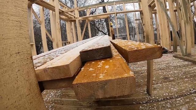 Обработал антисептиком доски, выпилили и прибили доски потолка, выпал снег смотреть онлайн