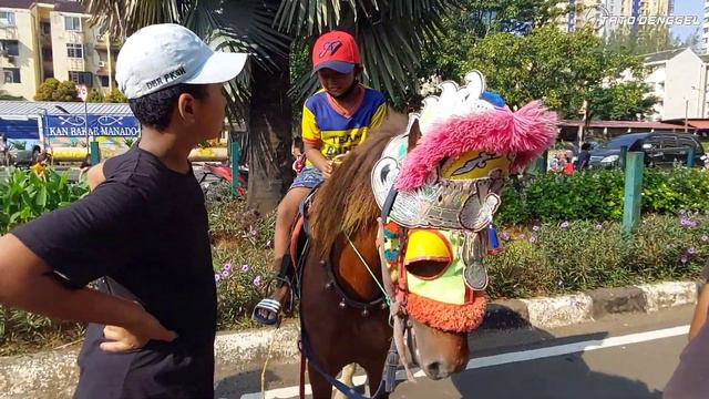 Ira Berkunjung ke Pangakalan Kuda Delman Putih ~ Salsa, Rani Berkeliling Naik Kuda Tunggang смотреть онлайн