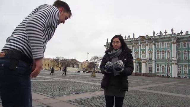 Россиянин учит девушку из Кореи жонглировать булыжниками смотреть онлайн