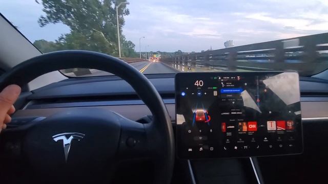 Tesla Autopilot on a Very Narrow Bridge смотреть онлайн
