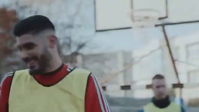 Рибери, Алаба и Рафинья, перевоплотившись, сыграли в футбол с обычными студентами смотреть онлайн