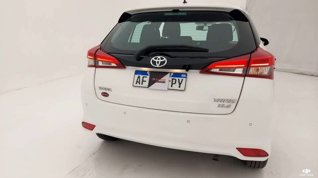 Toyota YARIS XLS 1,5 CVT 5P смотреть онлайн