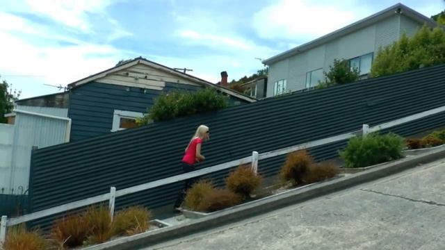 Climbing the World's Steepest Street, Baldwin Street смотреть онлайн