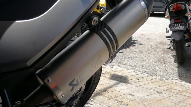 BMW F800 with Akrapovic смотреть онлайн