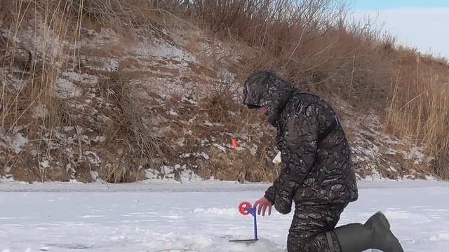 ЩУК, как ГРЯЗИ!! КРУПНАЯ ПЛОТВА на МОРМЫШКУ!! РЫБАЛКА на ДИКОЙ СТЕПНОЙ РЕЧКЕ – Часть 2! смотреть онлайн