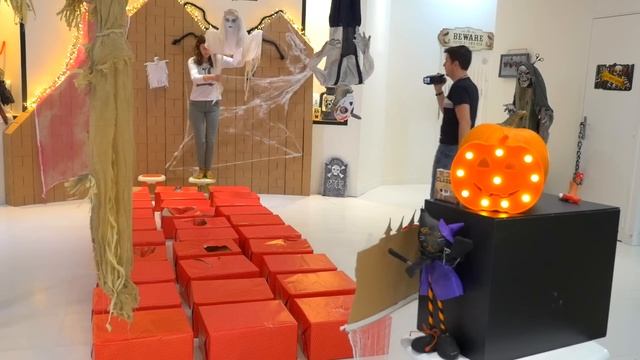 DON'T STEP ON THE WRONG BOX CHALLENGE 2 HALLOWEEN !!! Squid Game en vrai ! смотреть онлайн