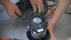Как самому починить пылесос hitachi  S24E хитачи  I замена сгоревшего электро двигателя пылесоса.