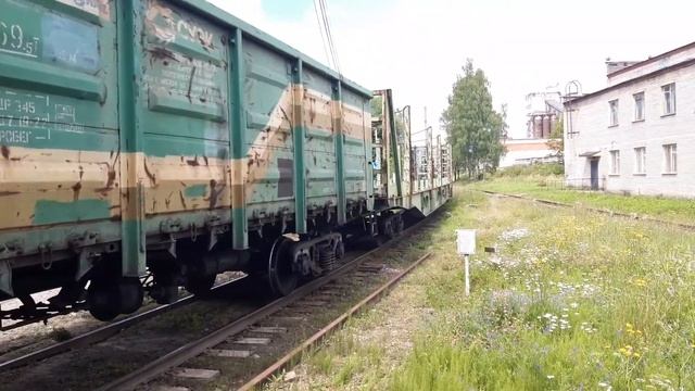 Тепловоз ТЭМ2-2757 и толкач 2ТЭ10В-4907 с грузовым поездом
