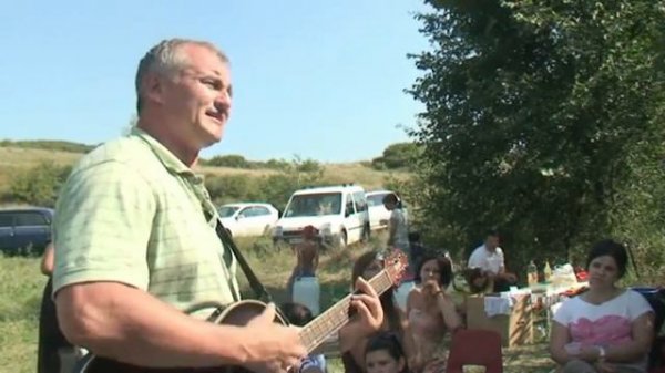 Александр Гусев исполняет свои песни