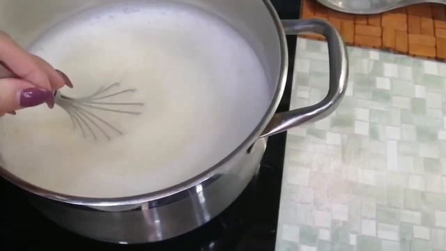 Смешиваю яйца с молоком ,готовлю заварной домашний крем,отлично подойдет к торту  Наполеон