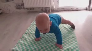 Ребёнок ползёт к игрушке Как ребенок учится ползать Учимся ползать в 5 мес. Часть 2