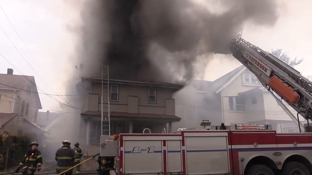Paterson NJ Fire Department 2nd Alarm Fire 402 E37th St Heavy Fire in a 2 5 Frame (CAMERA 1) смотреть онлайн